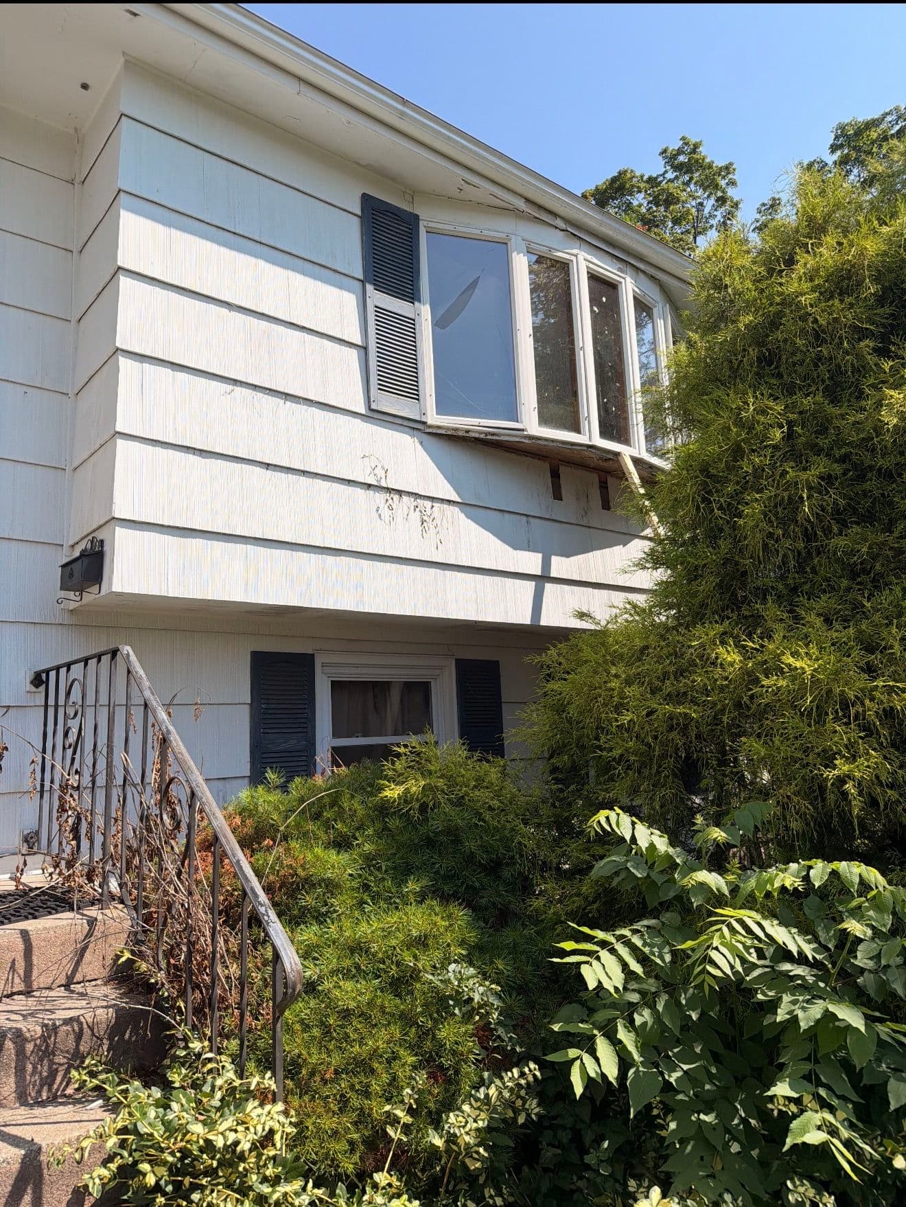 Gallery photos for Bay Window Replaced with a Clean Standard Window in East Hartford: Image #1